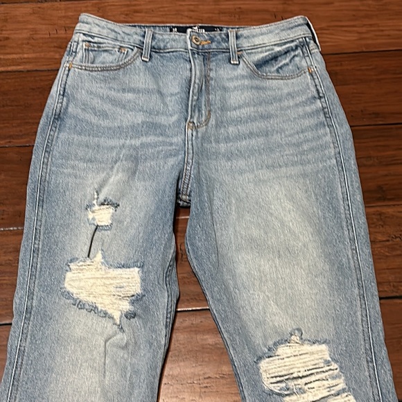 Hollister Ultra High-Rise Mom Jean - Picture 3 of 9